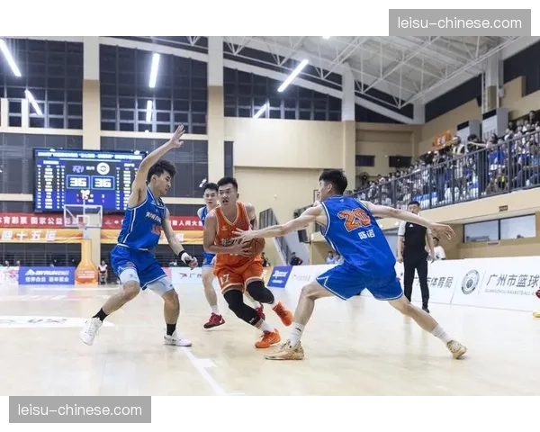 山东队内线强攻与广州队外线牵制 展现传统与现代篮球战术博弈 山东队内线强攻与广州队外线牵制 展现传统与现代篮球战术博弈